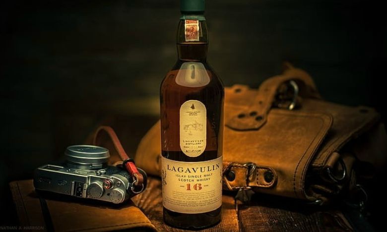 Lagavulin 16 Year Single Malt Scotch Whisky đã giành được nhiều giải thưởng danh giá và được đánh giá cao trong giới whisky
