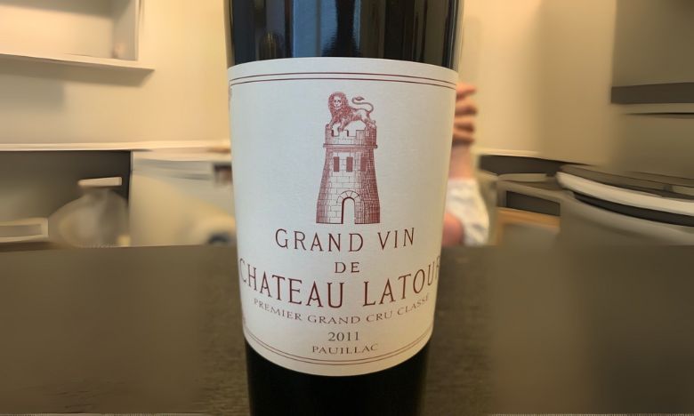 Chateau Latour 2011 là một dòng rượu vang đỏ huyền thoại đến từ trái tim của tiểu vùng Pauillac, Bordeaux, Pháp.